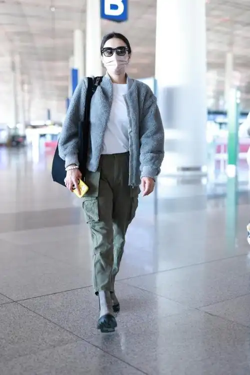 宋佳墨镜遮面现身首都机场蓝色毛毛外套保暖又时尚