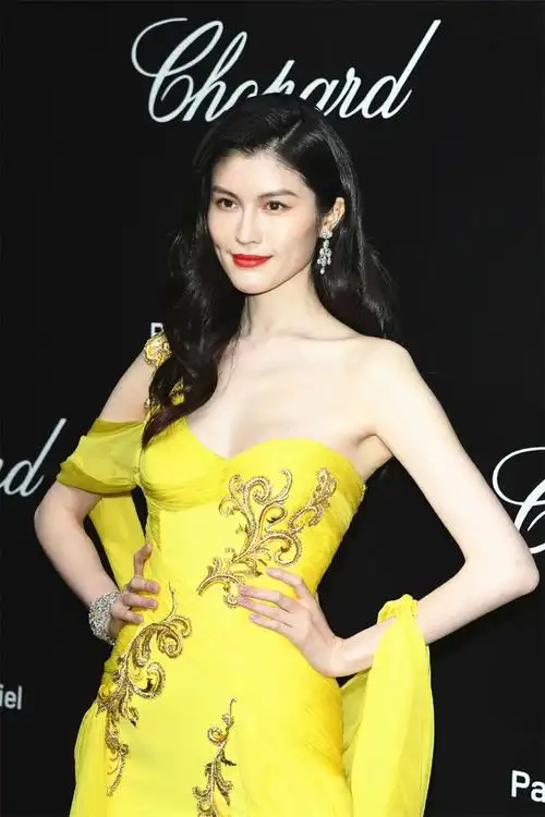 31岁何穗,颜值迷人身材超棒,让女生们羡慕不已!