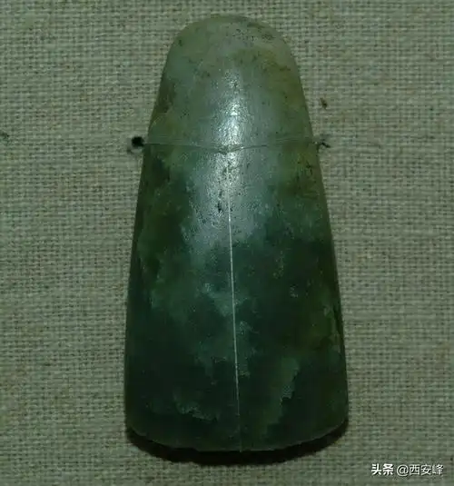 赤峰市博物馆. 藏「红山文化玉器」