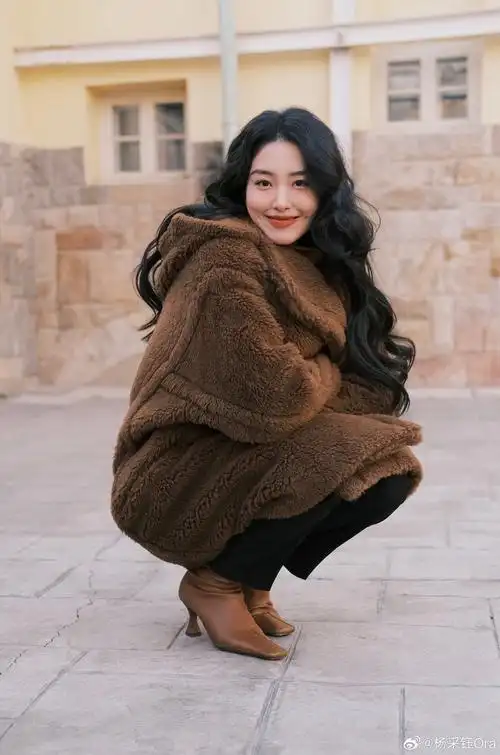 杨采钰卷发造型妩媚太迷人甜笑露出可爱梨涡