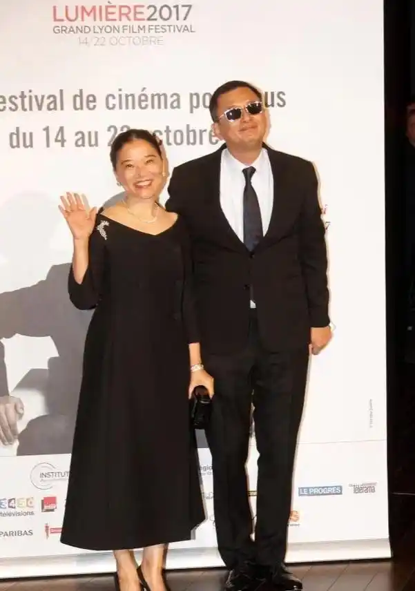 王家卫老婆的气质太好了!微胖身材穿着长裙不显曲线,仪态太加分