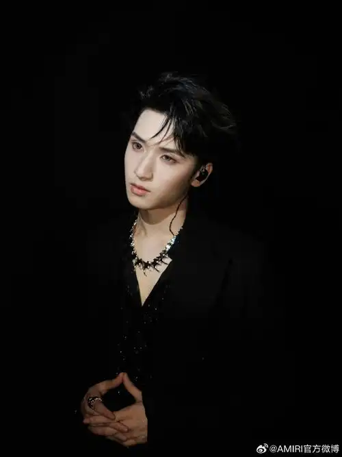 时代少年团-严浩翔身着amiri 2023秋冬系列黑色西服,内搭刺绣亮片