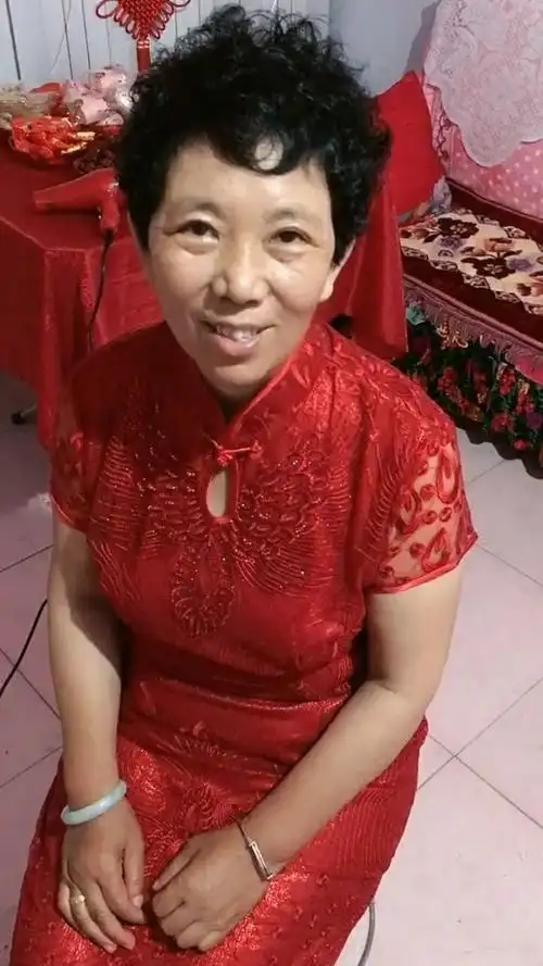 今天儿子结婚,阿姨也让我为她精心打扮,成为最美的喜婆婆