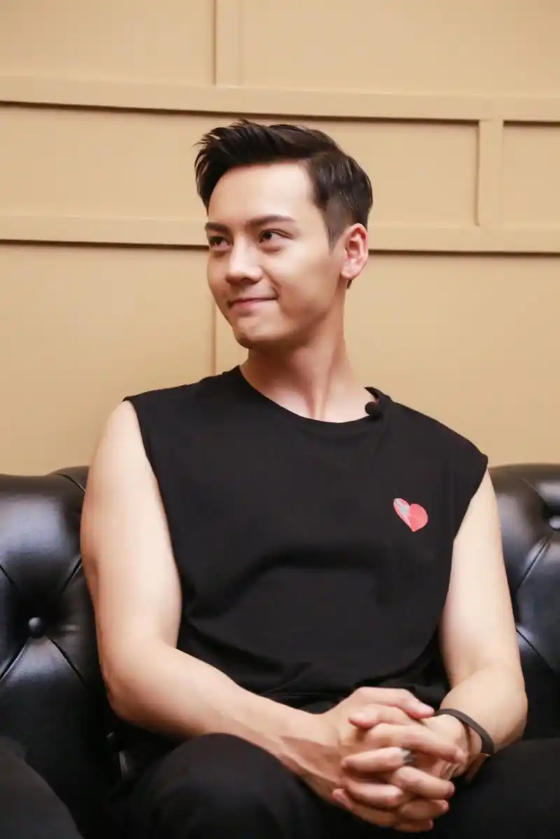 陈伟霆的笑容总是给热一种阳光大男孩的善良美,的确,他确实就是人帅心