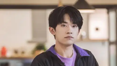 电脑壁纸 明星 大陆明星 易烊千玺紫色拼接运动套装休闲迷人写真