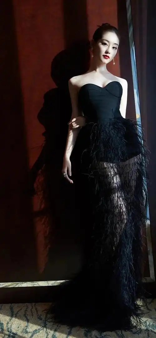 祝绪丹长裙写真:优雅绽放,光影之间的艺术