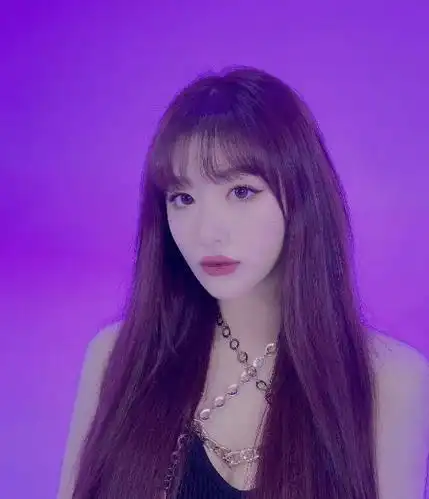 要知道,一直以来孔雪儿最喜欢的就是齐刘海 浓眼妆,再加上平时比较