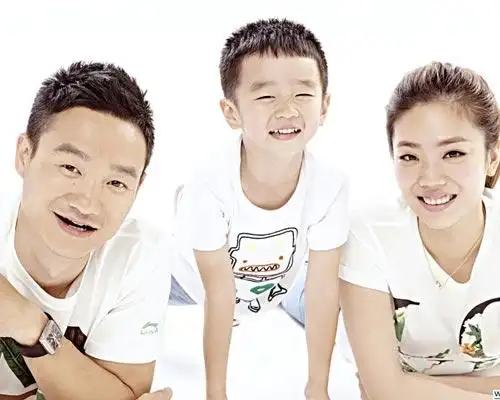 杨威杨阳洋亲子大片曝光 一家三口温馨令人艳羡"