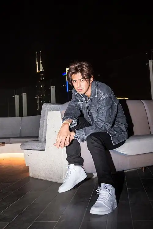 陈柏霖 – air jordan   mid