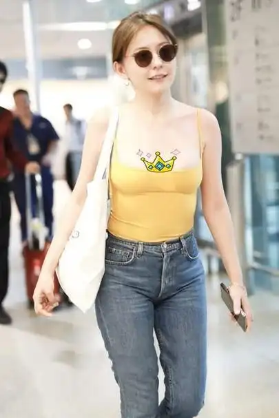 但穿她身上真有魅力,清凉还解暑热依扎抹胸吊带现身机场,领口无限风光