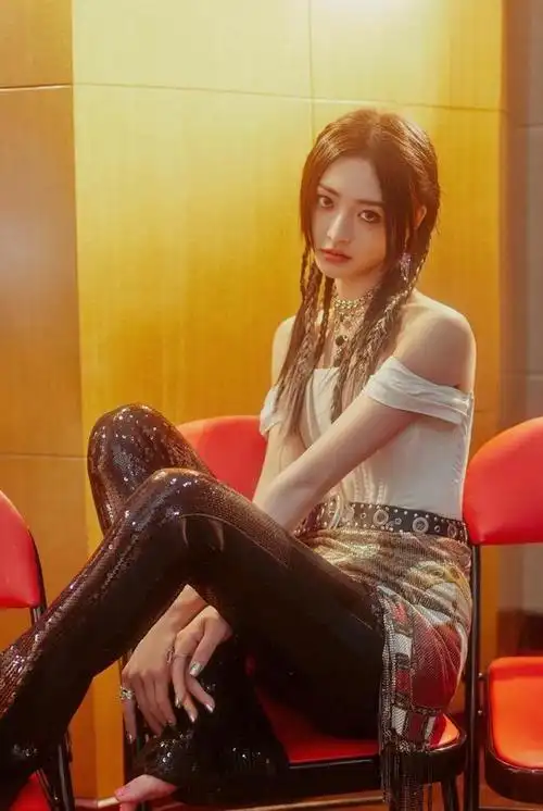 周洁琼的女团身材真优越抹胸皮裤造型叛逆一看就惹不起