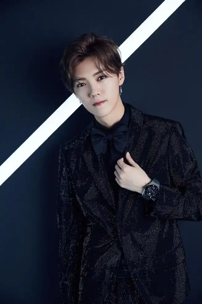 鹿晗帅气撩人写真