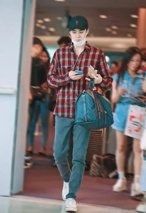 韩国男星吴世勋真会穿,红色格子衫搭深灰牛仔裤,一双电眼超撩人