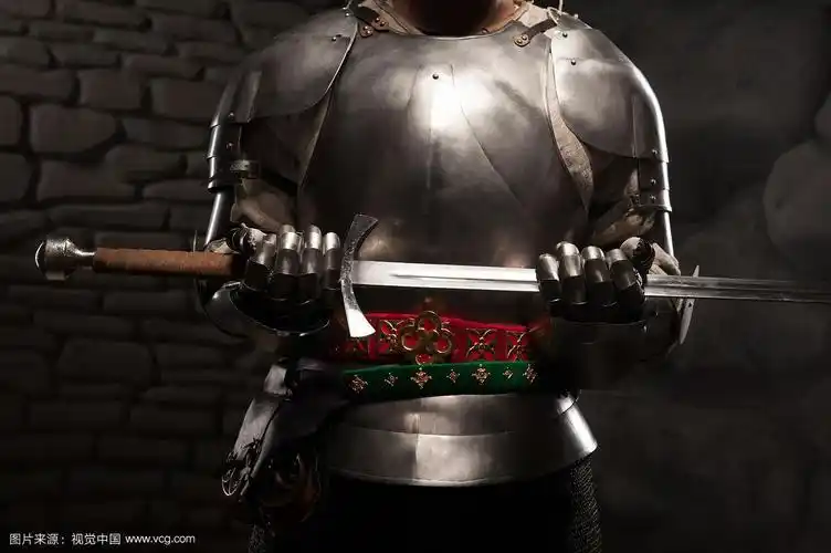 近距离肖像的中世纪骑士在盔甲拿着一把剑