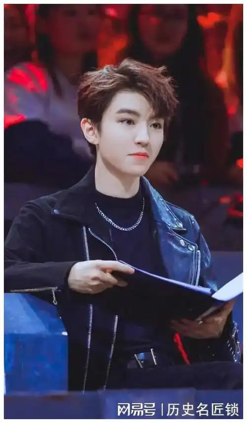 王俊凯恋爱传闻疑云与经纪人杨柳恋情曝光