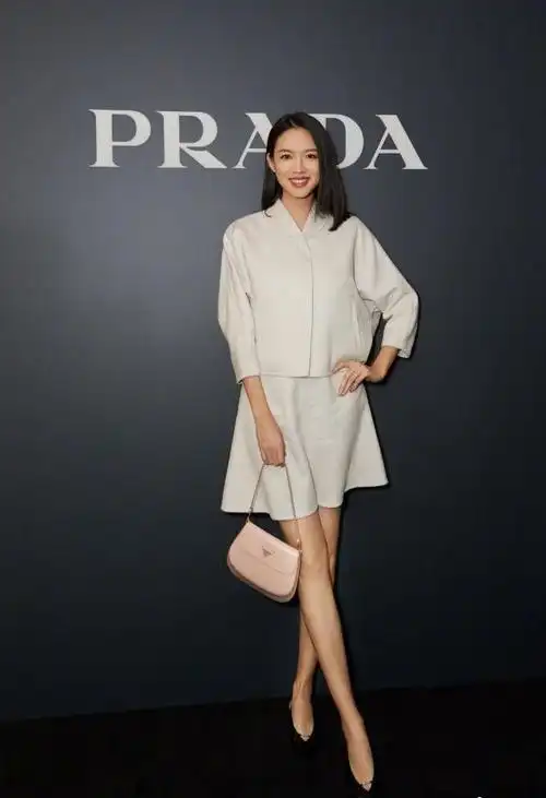 张梓琳进入待产期孕肚超大腿超细九分裤穿成七分裤腿长惊人