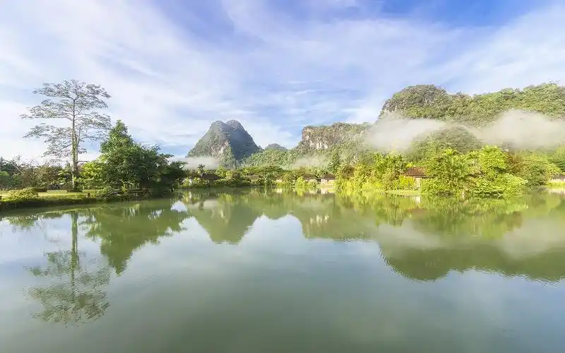 蓝天白云下面绿色的树林和青青的湖水,唯美的大自然风景,这是51贴图网