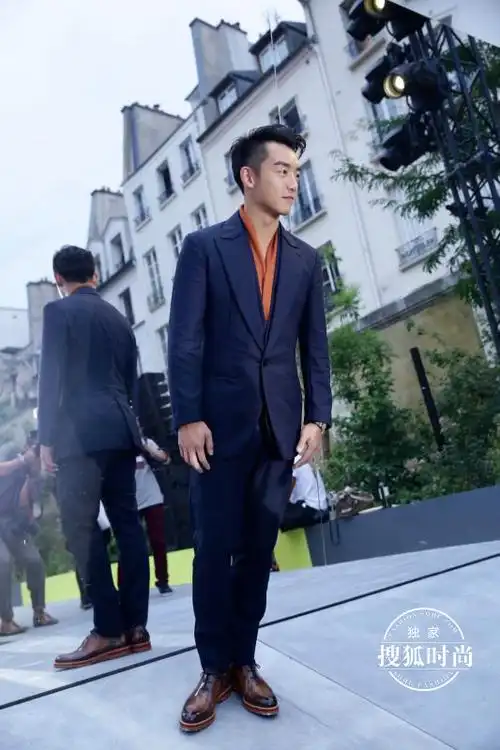 搜狐时尚独家记录"人气跑男"郑恺巴黎看秀行程