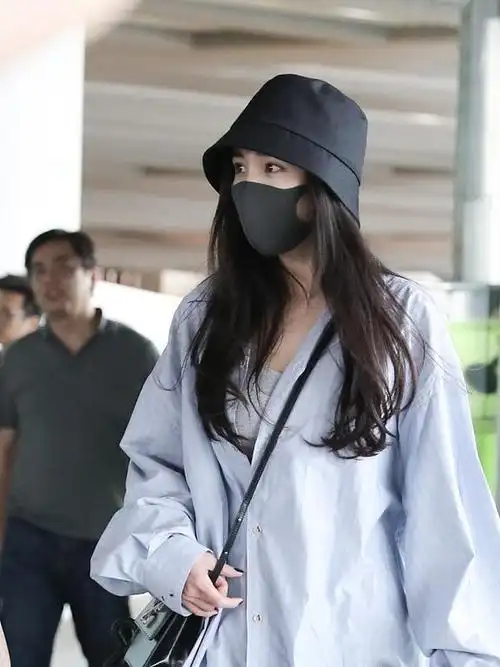 32岁杨幂走机场,穿男友风衬衫秀出"牙签腿",好身材不输给超模