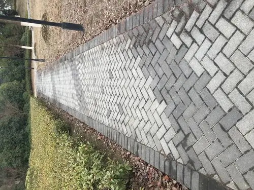 铺装样式以浅灰色铺装为主,少部分深灰色透水砖打破了原有的沉静,美观