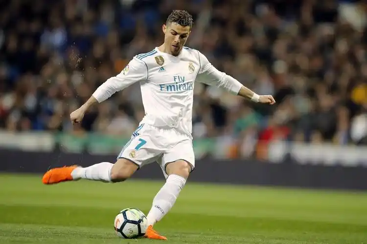 足球明星c罗皇马时期场上踢球