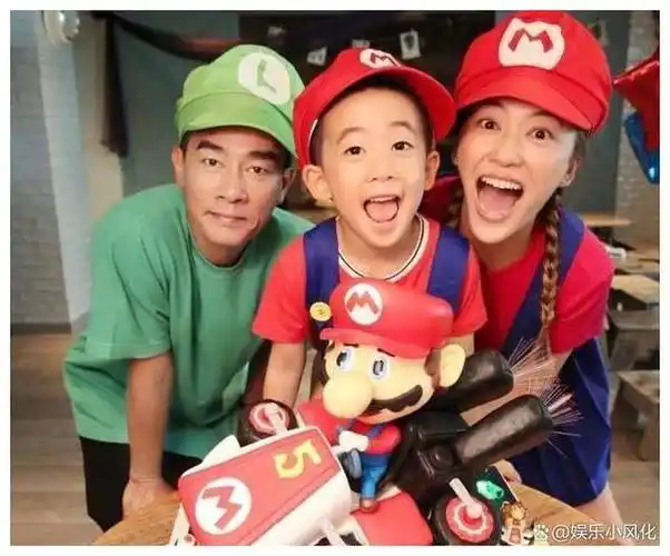 陈小春晒一家四口合影!小小春已长成小正太,二胎性别傻傻分不清