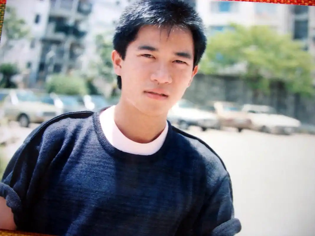 有首粤语的歌,有句歌词是:眼泪在心里流.叫什么名字