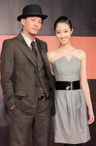 桂纶镁与55岁男友约会,驼背佝偻就是白发老头,像一对父女不配!