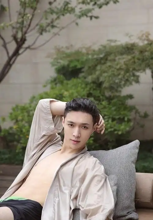 张艺兴泳照写真图片:性感腹肌