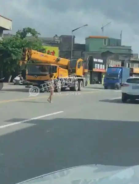 女子全身光着,连鞋子都没有穿.