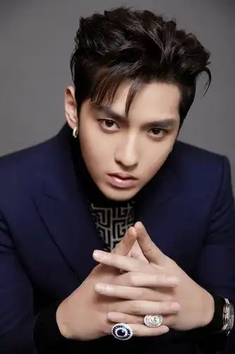 228吴亦凡唱作实力聚焦目光舞台之上自成锋芒今晚微博之夜破晓相见