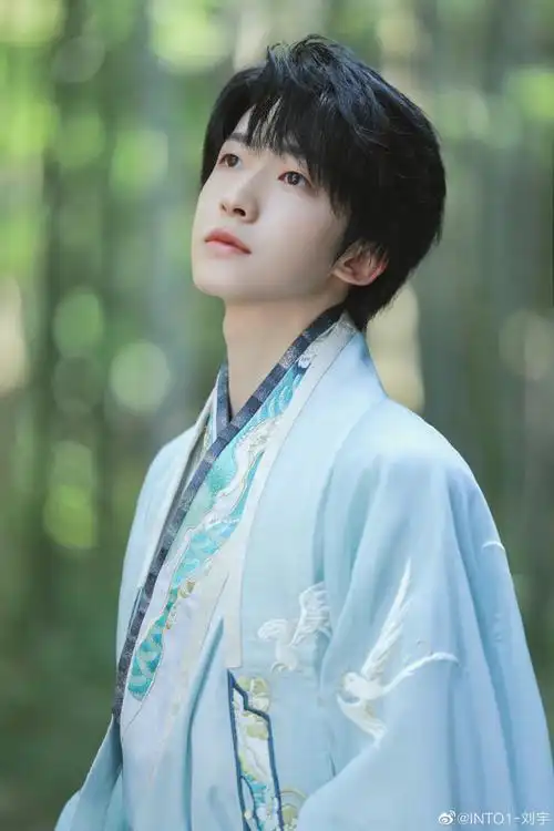 刘宇曲径幽竹汉服大片