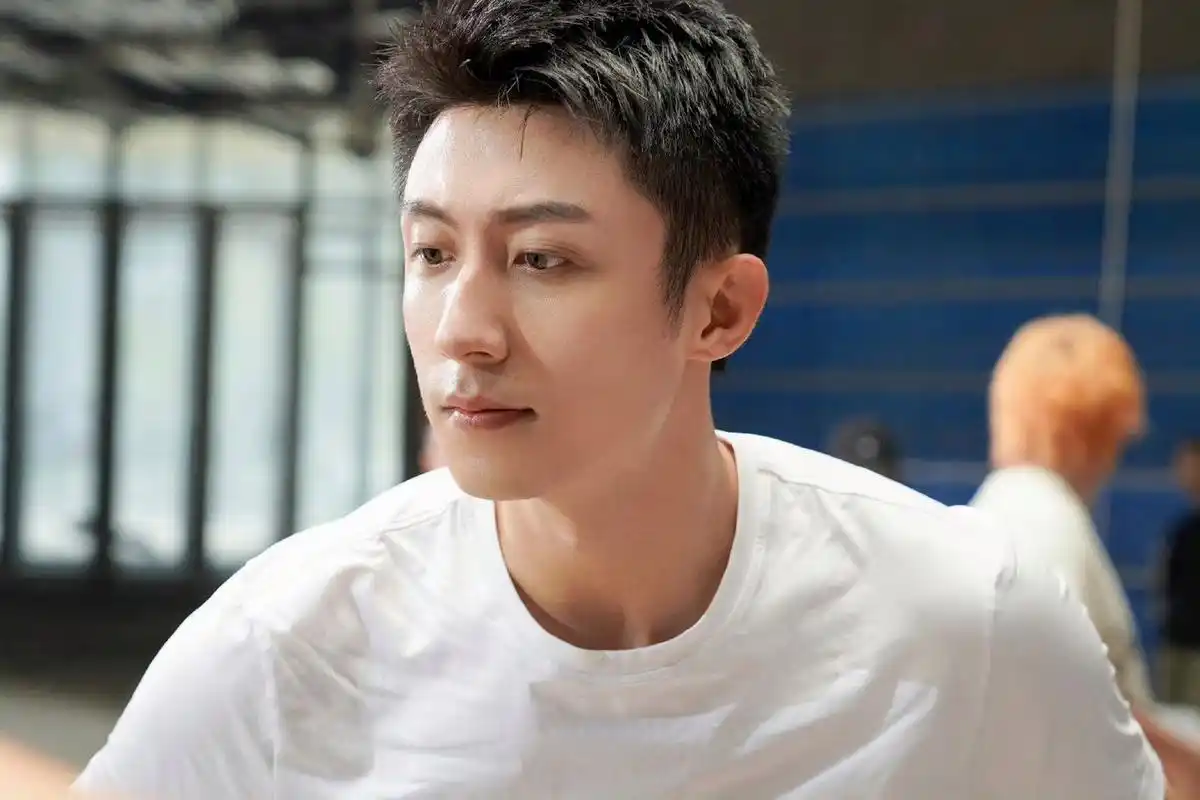 黄景瑜随拍来了,短发白t恤看着阳光精干,而且他肌肉好发达啊[嘻嘻]