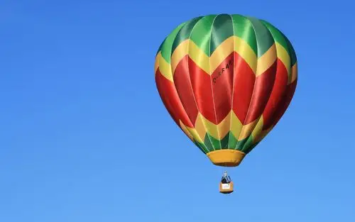 自由飞翔的热气球宽屏壁纸壁纸图片