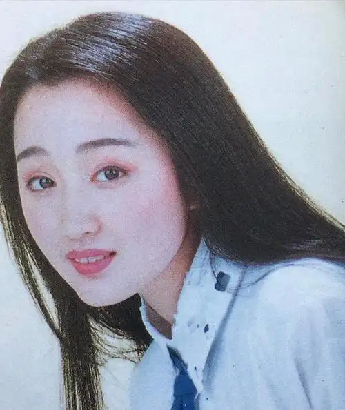 杨钰莹终究是老了,在美颜下看似年轻,但身材多少还是有点暴露了