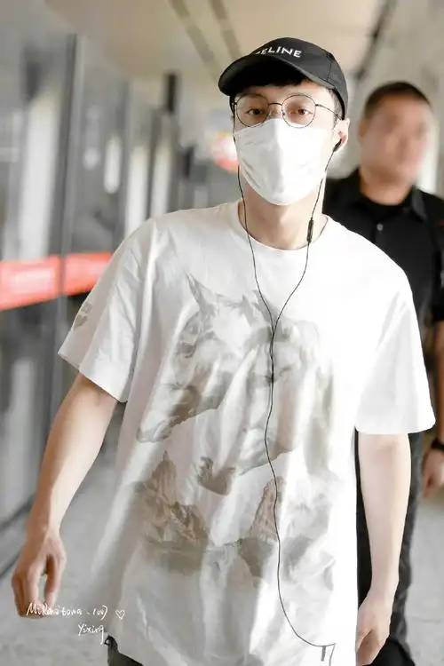 张艺兴到达敦煌