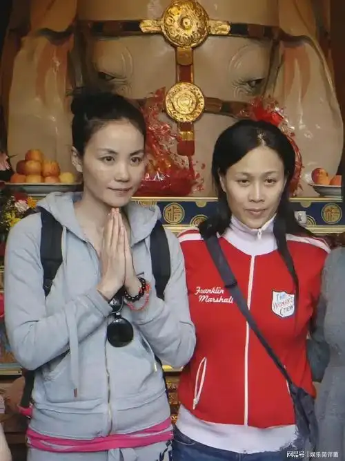 王菲和那英罕见素颜照