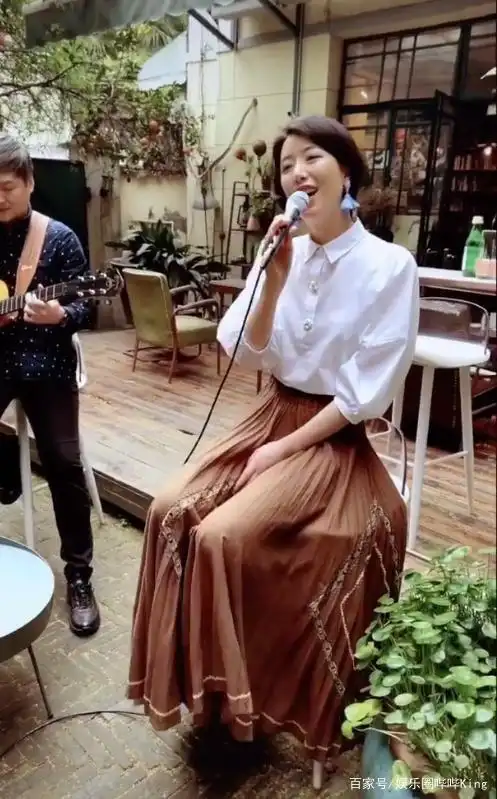 李亚鹏女友街头唱歌,装扮精致歌声不输王菲,与李亚鹏许久未同框