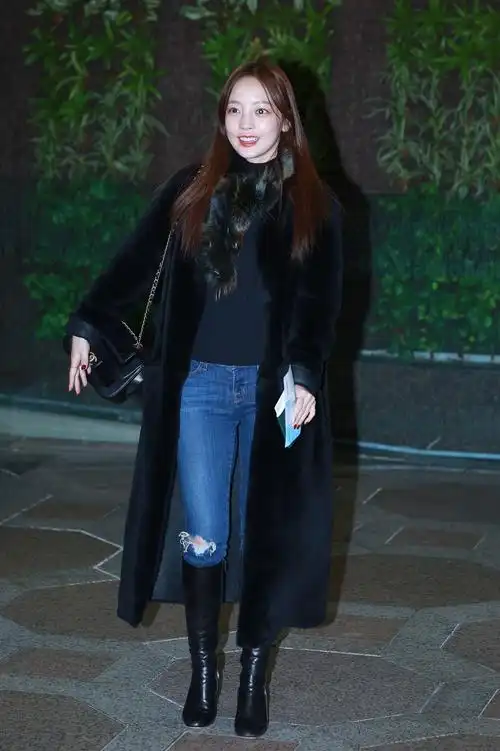 具荷拉清晨赴日出席活动 心情大好与记者互动