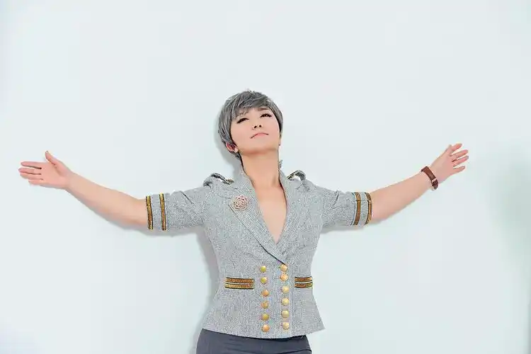 p>格格,原名蒙克其其格,8月1日出生于内蒙古自治区赤峰市克什克腾旗