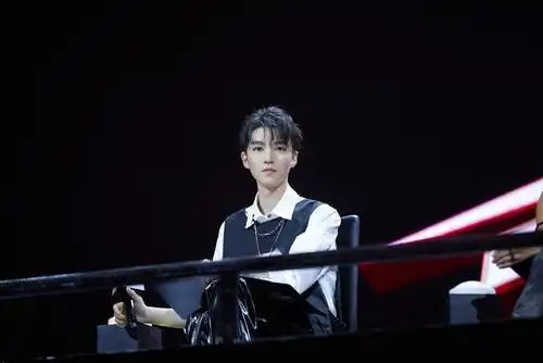 王俊凯《我们的乐队》视频一则,忘记拿话筒的可爱王总