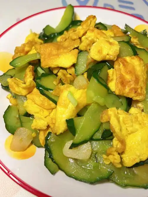 准备两个鸡蛋打散先炒熟2.油热放蒜片炒香,把黄瓜放进去翻炒断生3.