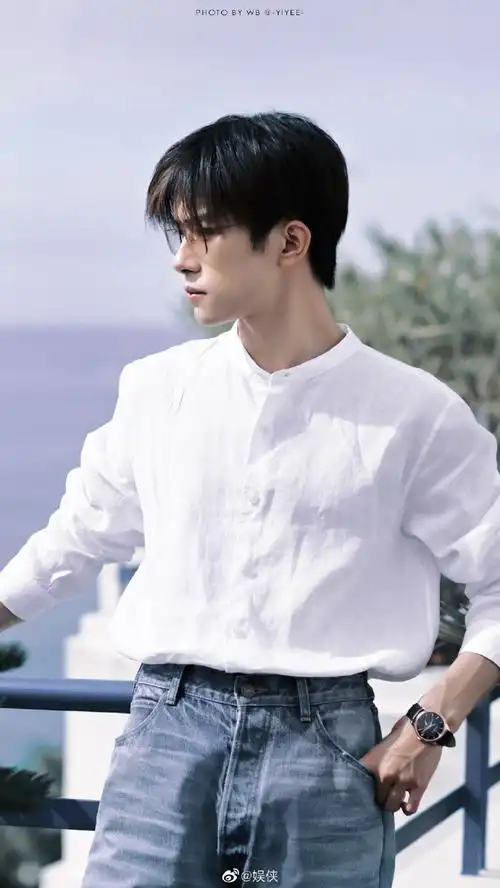 易烊千玺戛纳生图#易烊千玺戛纳生图96,弟弟白衬衫造型真的好帅啊