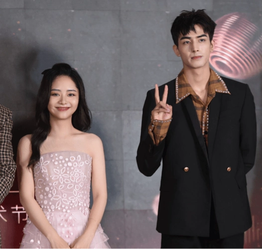 一条热搜,揭露了谭松韵在娱乐圈的"尴尬处境",还是赵丽颖聪明