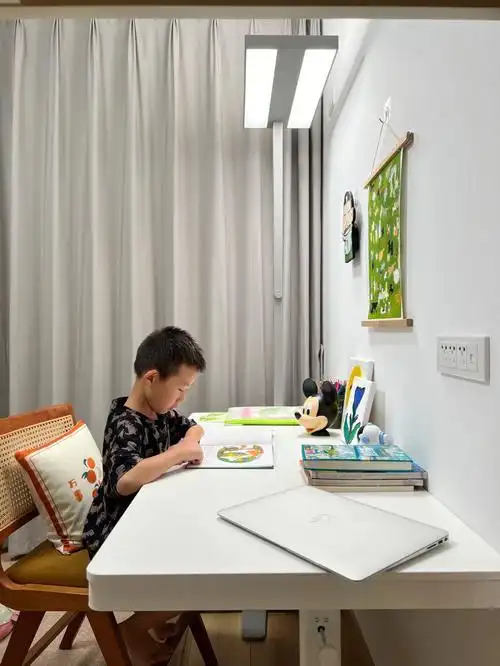 刚刚步入小学的学生房这样装简单又实用