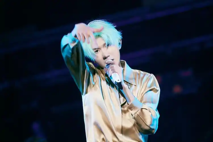 王源客厅狂欢巡回演唱会九年的青春却一次都没能去看他们三的演唱会.