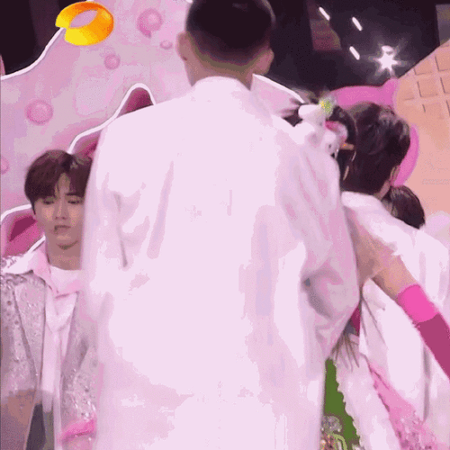 是宋亚轩身体还在恢复期,安排两次多日低温环境团体活动,加重病情