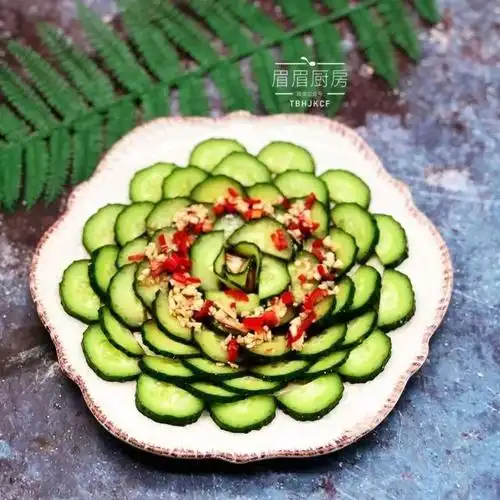 2勺生抽,2勺醋,蒜蓉,小米椒调成料汁;2, 将切好的黄瓜,如图所示摆盘;1