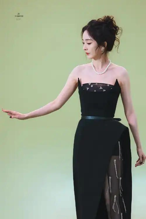 杨幂黑色抹胸收腰长裙##杨幂元宇宙盛典黑裙盘发造型路透