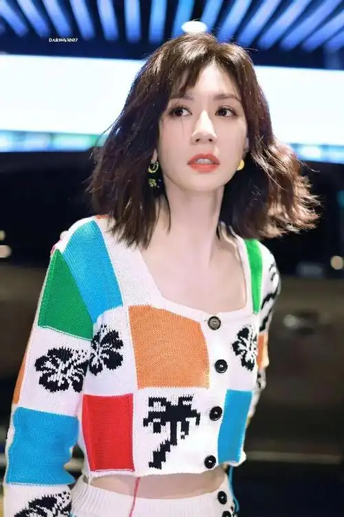 贾静雯是真"冻龄女神",肌肤紧致不输20岁少女,难以置信48岁